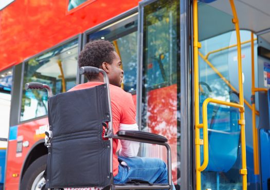 Personas con discapacidad solicitan mejores condiciones en el servicio de bus
